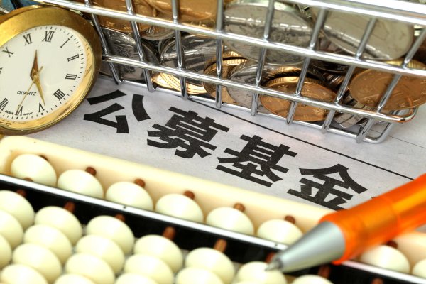 中国星配资 5月底我国境内公募基金资产净值合计33.74万亿元